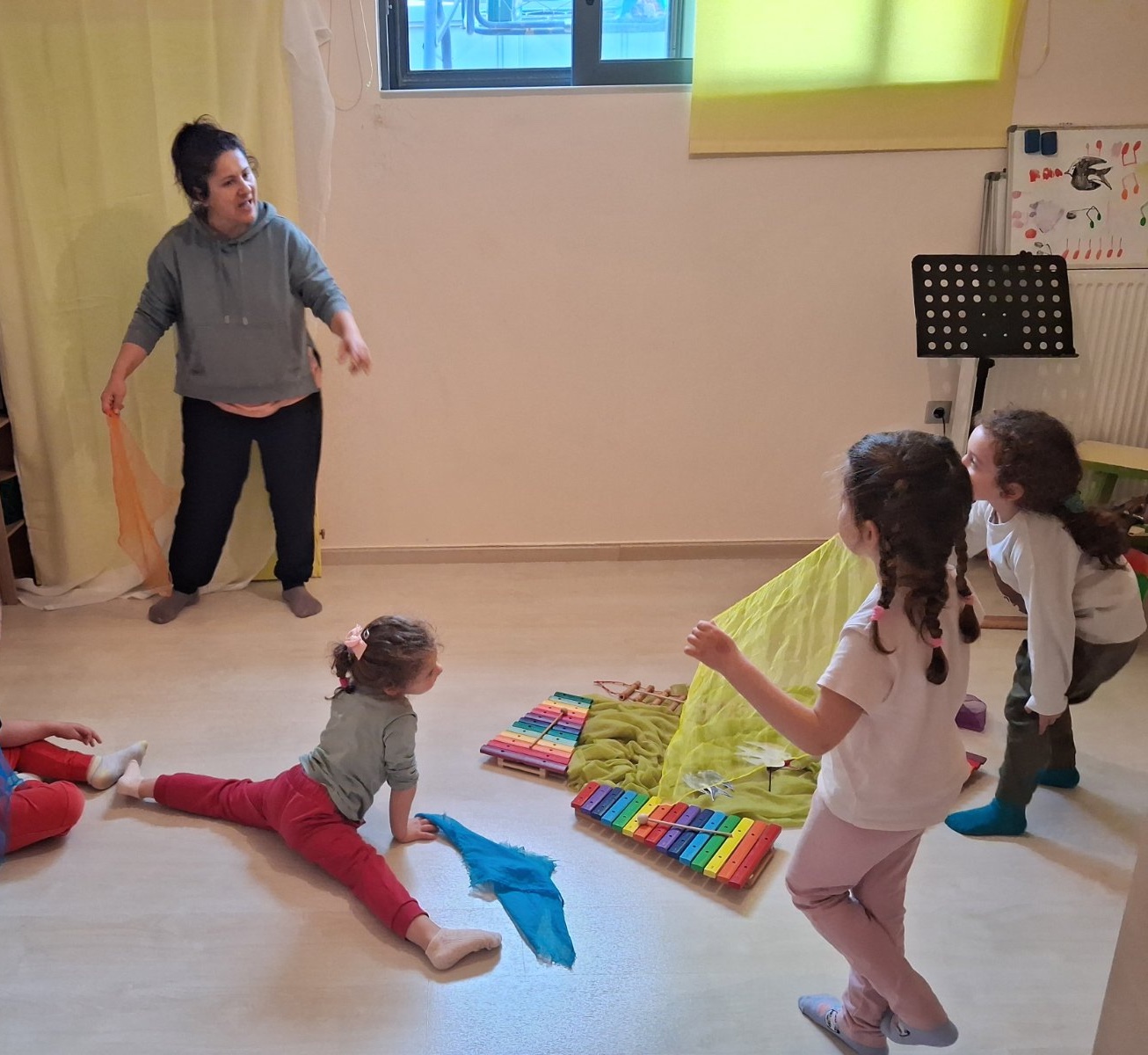 Παιδιά κινούνται με μαντήλια σε μάθημα μουσικοκινητικής αγωγής